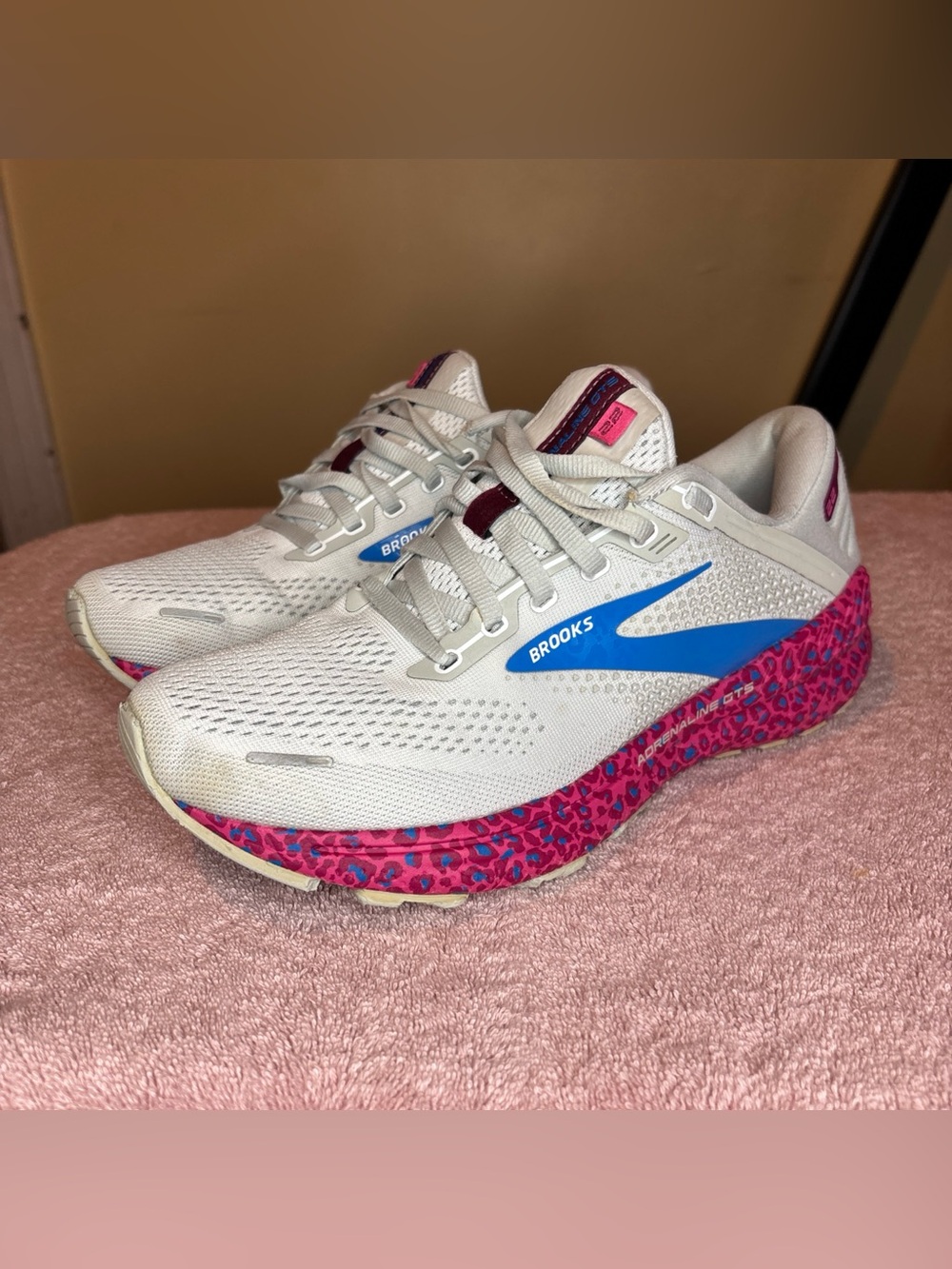 Brooks Adrenaline GTS 22 1203531B160 White Running Shoes Women’s 8.5 B